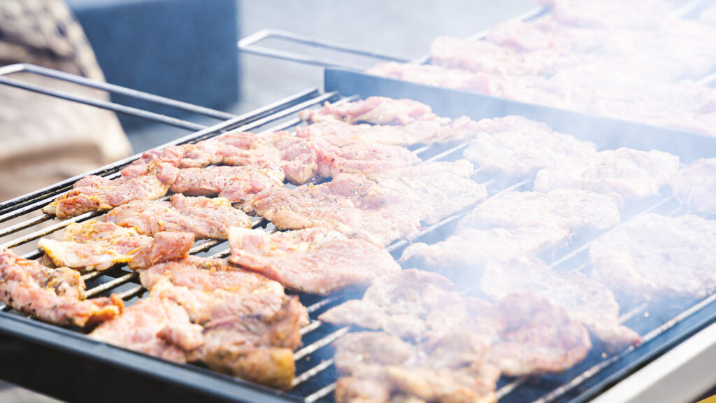 grill w plenerze co zabrać — grill węglowy